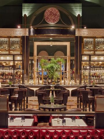 Elegante Hotelbar mit luxuriöser Einrichtung und gepolsterten Sesseln