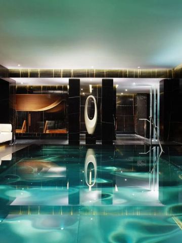 Luxuriöses Spa mit einem eleganten Pool und stilvoller Beleuchtung