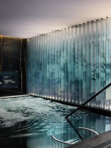 Stilvoller Whirlpool mit modernen Wasserüberlauf-Details