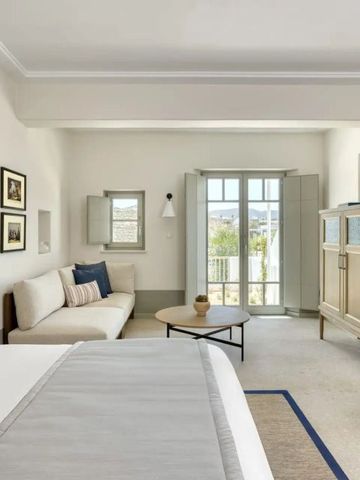 Elegantes Gästezimmer im Cosme Resort mit hellen Akzenten und komfortablem Ambiente