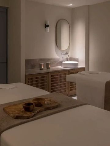 Wellnessraum mit zwei Massageliegen und entspannender Beleuchtung