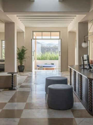 Hotel-Lobby mit stilvoller Rezeption und moderner Einrichtung