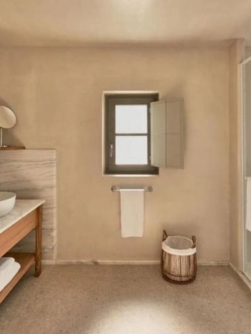 Helles Badezimmer mit moderner Dusche und Holzmöbeln