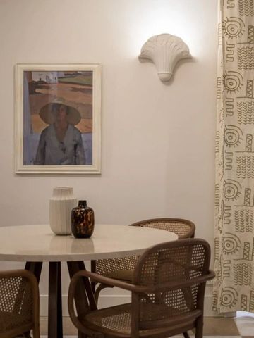Detailansicht eines stilvollen Interieurs mit Kunstwerken und Designer-Möbeln