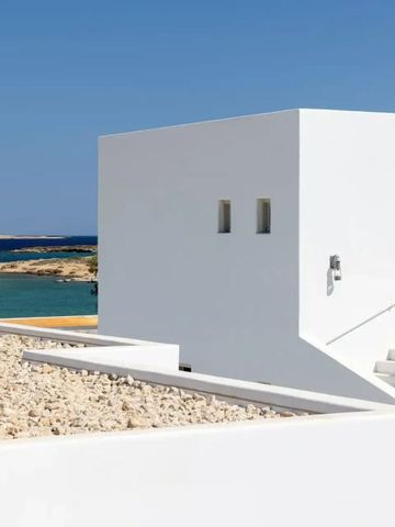 Moderne weiße Villa mit Blick auf das Meer und minimalistischer Architektur