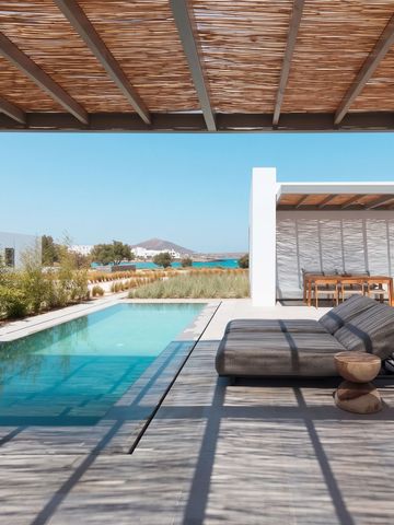 Private Terrasse mit Pool und Liegestühlen mit Blick auf die Landschaft