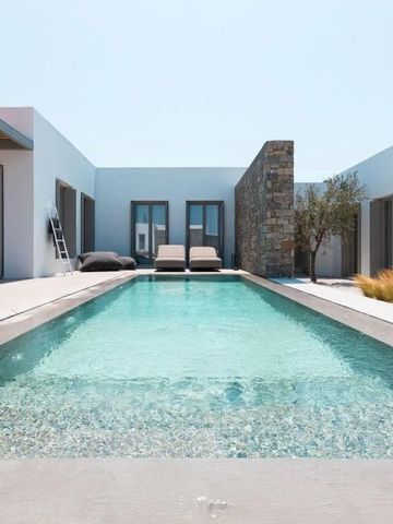 Moderner Pool mit klaren Linien eingerahmt von Hotelarchitektur