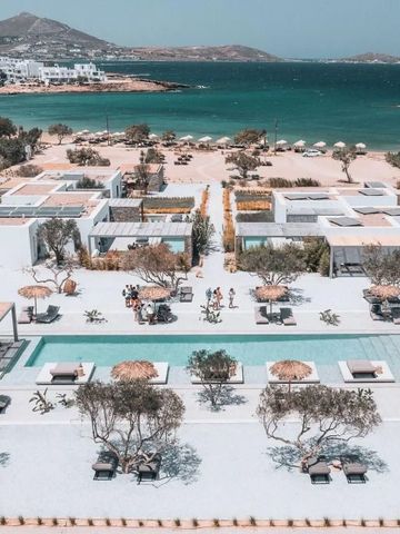 Luftaufnahme eines modernen Resorts mit Pool und Meerblick.