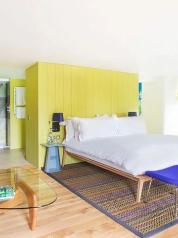 Helles Schlafzimmer mit gelber Wand und moderner Einrichtung