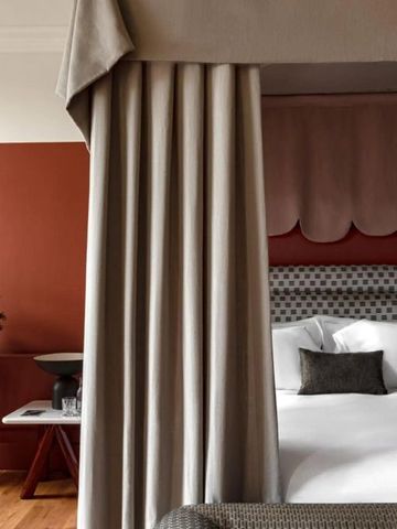 Luxuriöses Schlafzimmer mit Baldachinbett und warmen Farbtönen