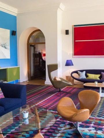 Helle Lounge mit farbenfrohen Akzenten und modernen Möbeln