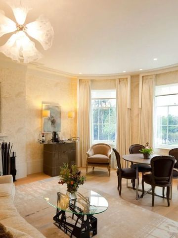 Elegantes Wohnzimmer mit klassischen Möbeln und großen Fenstern