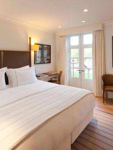 Geräumiges Schlafzimmer mit Doppelbett und Balkonzugang