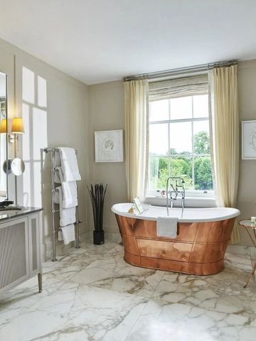 Modernes Badezimmer mit freistehender Kupferbadewanne