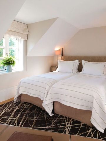 Doppelzimmer mit zwei Einzelbetten und Tageslicht am Fenster