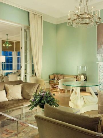 Elegantes Wohnzimmer mit Sofas, Kamin und klassischen Details
