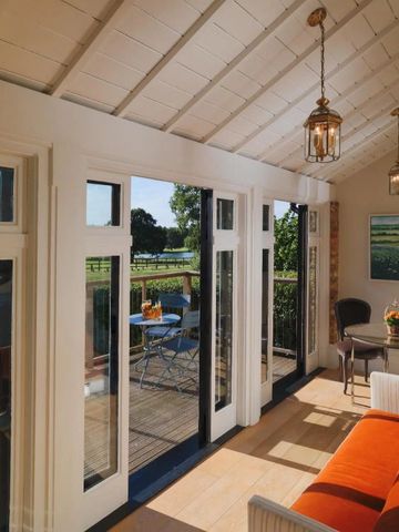 Veranda mit Glasfronten und Blick auf den Garten