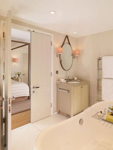 Modernes Badezimmer mit großer Badewanne und stilvollen Elementen