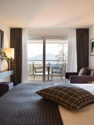 Helles Zimmer mit Balkon und Blick auf die Berge