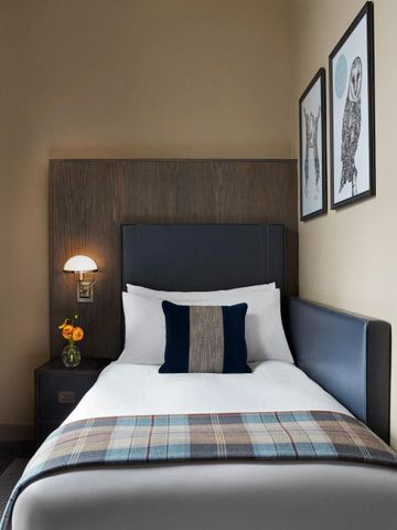 Gemütliches Einzelzimmer im Kimpton Charlotte Square Hotel mit moderner Einrichtung.