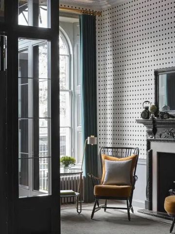 Stilvolles Wohnzimmer mit Kamin und eleganter Sitzecke