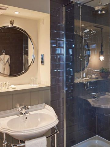 Elegantes Badezimmer mit großem Spiegel und moderner Dusche
