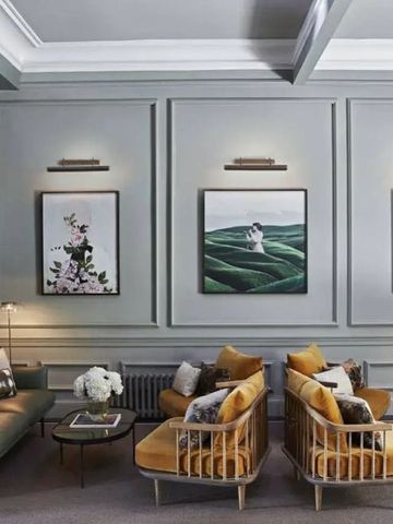Eleganter Lounge-Bereich mit Kunstwerken und stilvollen Möbeln