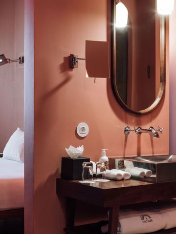 Stilvolles Badezimmer mit Waschbecken und Spiegel im The Vintage Lisbon Hotel
