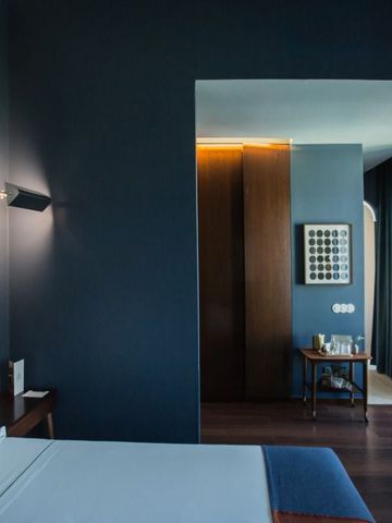 Modern eingerichtetes Hotelzimmer mit eleganten dunklen Holzakzenten