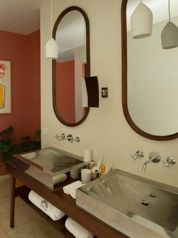 Modernes Badezimmer mit Doppelwaschbecken und Wanddekoration