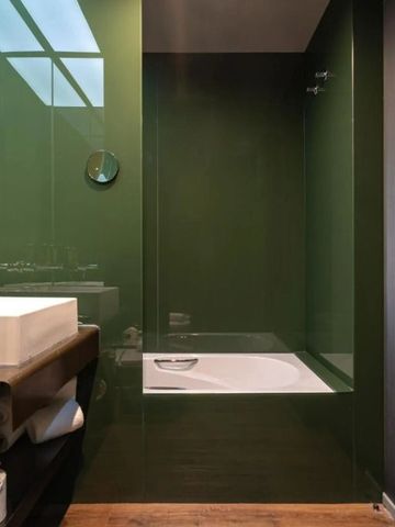Elegante Dusche in einem stilvoll gestalteten Badezimmer