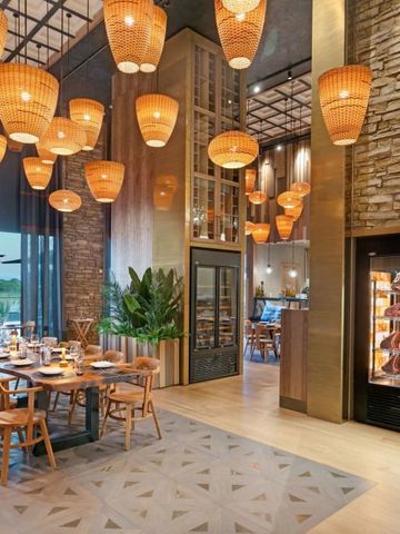 Eleganter Essbereich im Restaurant mit vielen hängenden Laternen im Cullinan Belek Hotel