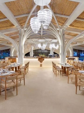 Offene Restaurantstruktur mit einzigartiger Decke und schickem Dekor im Cullinan Belek Hotel