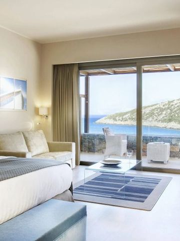 Elegantes Hotelzimmer mit Blick auf die Bucht und moderner Einrichtung