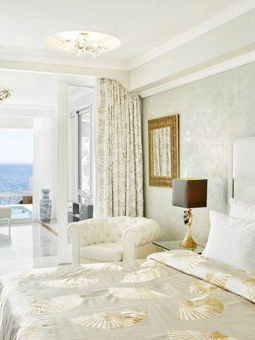 Luxuriöses Hotelzimmer mit Meerblick, eleganter Dekoration und hellem Interieur.