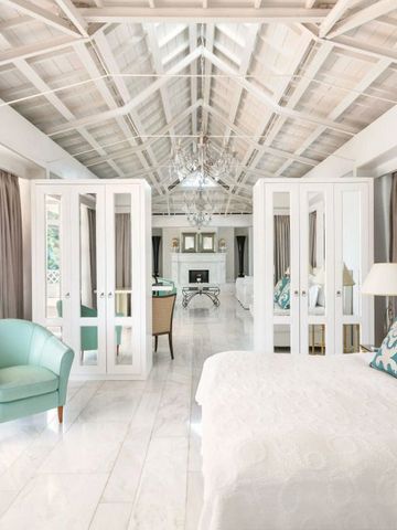 Luxuriöse Suite mit hoher Decke, eleganter Einrichtung und einladender Atmosphäre.