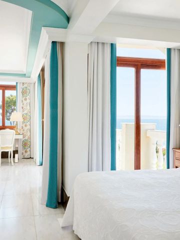 Helles Zimmer mit Meerblick und eleganter Einrichtung