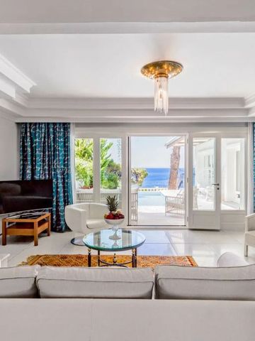Moderner Wohnbereich mit Blick auf Pool und Meer