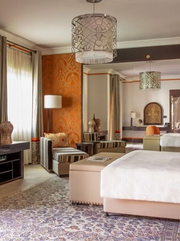 Elegantes Zimmer mit orientalischer Einrichtung und luxuriösen Annehmlichkeiten