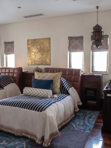 Zimmer mit zwei Einzelbetten und luxuriösem orientalischem Touch.