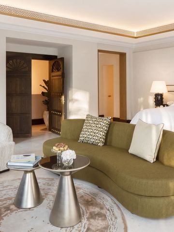 Comfortable Suite mit elegantem Sofa, King-Size-Bett und stilvoller Einrichtung.