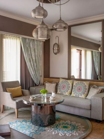 Elegantes Wohnzimmer mit gemütlichem Sofa und dekorativen Akzenten in einer Suite