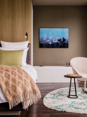 Stilvoll eingerichtetes Hotelzimmer mit gemütlichem Sitzbereich und modernen Details
