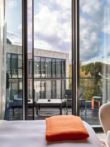 Hotelzimmer mit großem Fenster und Blick auf die Terrasse