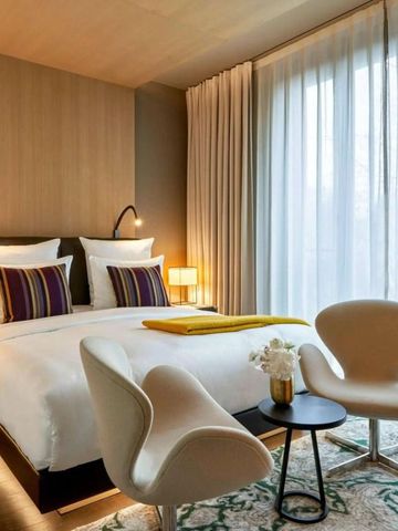 Geräumiges Doppelzimmer mit modernem Design und natürlichem Licht