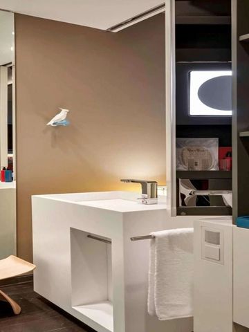 Modernes Badezimmer mit stilvoller Einrichtung und eleganten Details