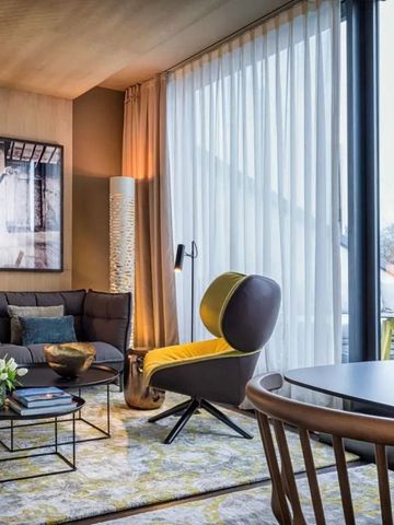 Luxuriöser Wohnbereich mit Designer-Möbeln und großer Fensterfront