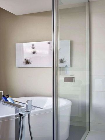 Helles Badezimmer mit Badewanne und moderner Ausstattung