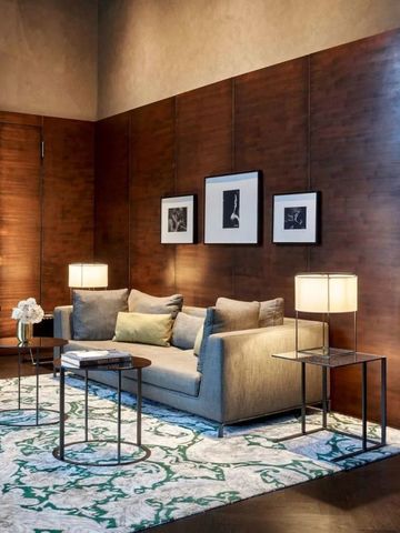 Lounge mit eleganter Sitzecke, Holzvertäfelung und sanftem Licht