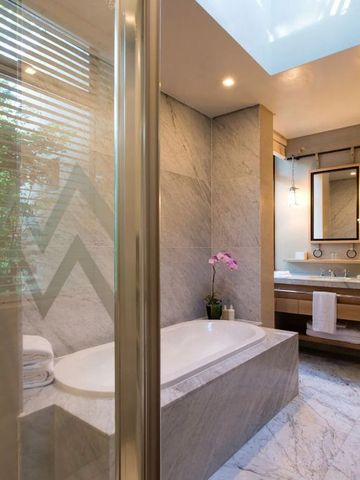 Luxuriöses Badezimmer mit Badewanne und doppeltem Waschbecken